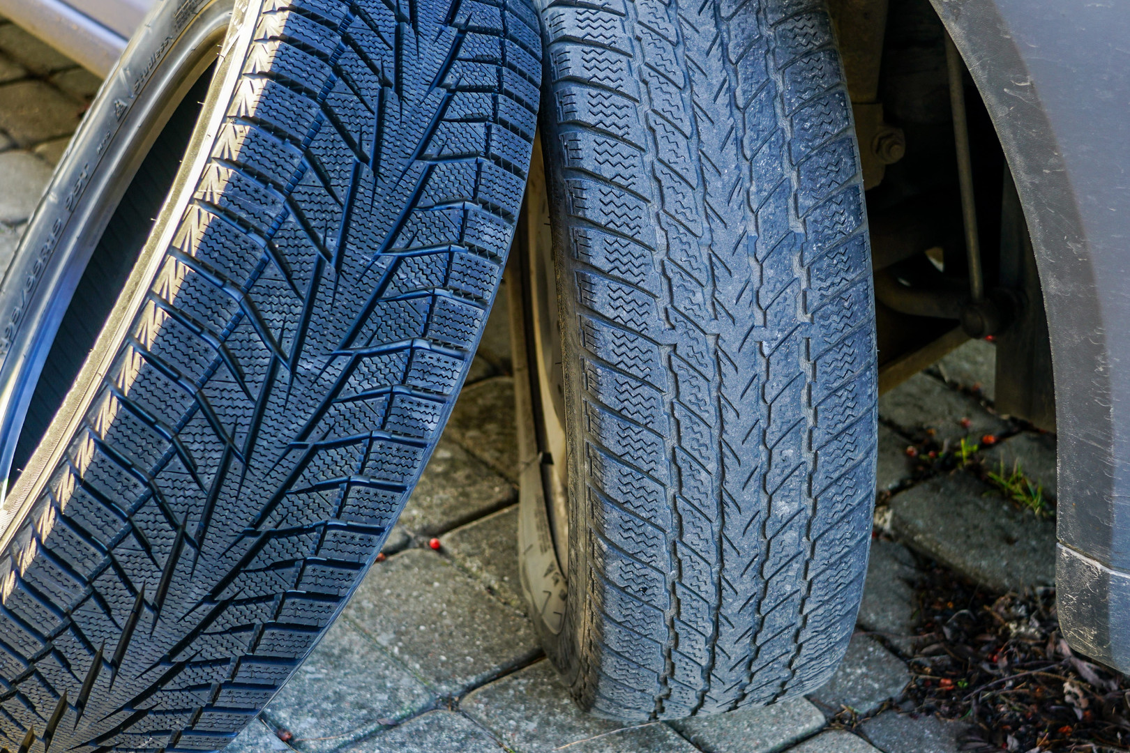 Autógumi szélen jelentkező fokozott kopása rossz futómű-beállítás következtében